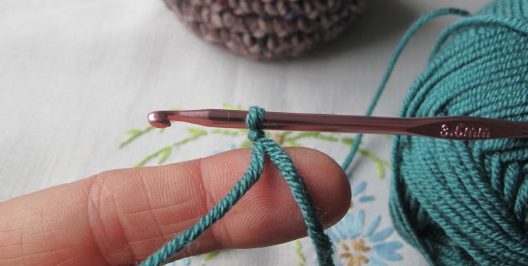 Making a slip knot to start a crochet chain stitch