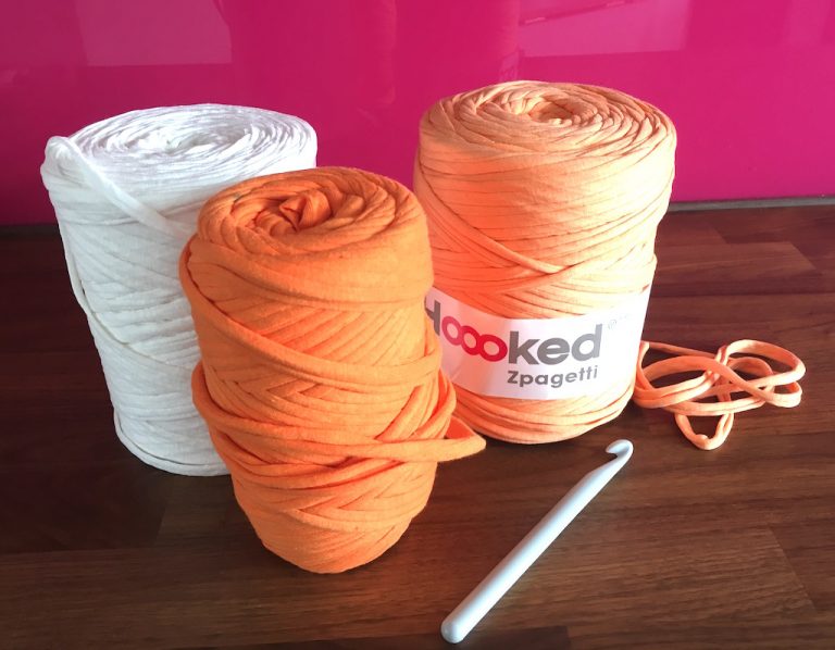 Hooked Zpagetti tape in peach, orange and whiteand crochet hook