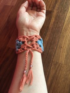 Laced up fastening of granny square wrostband