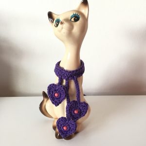Purple crochet hearts choker on retro pottery cat